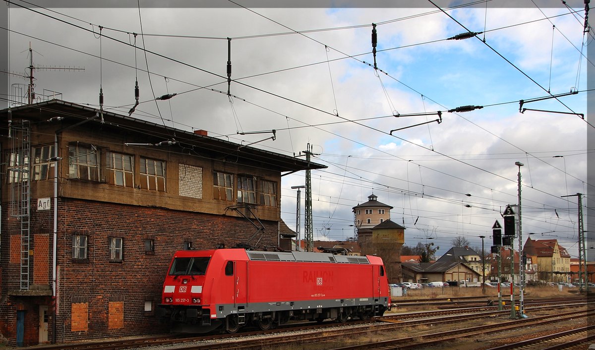 185 257 wartet in Angermünde auf Ausfahrt in Richtung Berlin am 22.03.2016