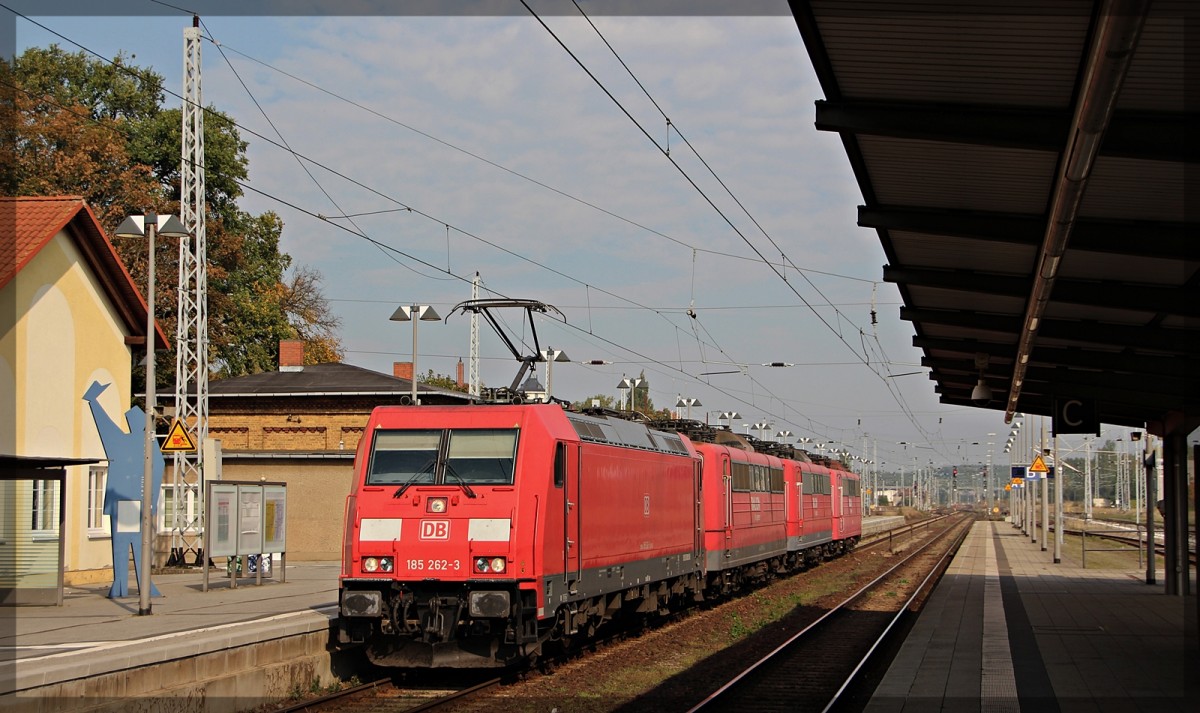 185 262 mit 151 087 (Verl. 29.07.15) + 151 101 (Verl. 03.07.2015) + 151 021 (Verl. 13.02.14) auf dem Weg nach Halle (Saale) in Neustrelitz Hbf am 04.10.2015
