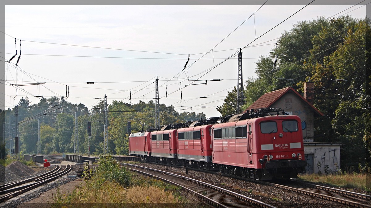 185 262 mit 151 087 (Verl. 29.07.15) + 151 101 (Verl. 03.07.2015) + 151 021 (Verl. 13.02.14) auf dem Weg nach Halle (Saale) in Neustrelitz Hbf am 04.10.2015