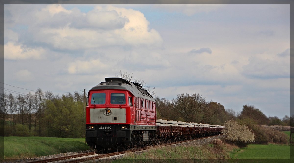 232 241 mit ihrem Schwellenzug aus Möllenhagen bei Kraase in Richtung Kargow am 18.04.2016