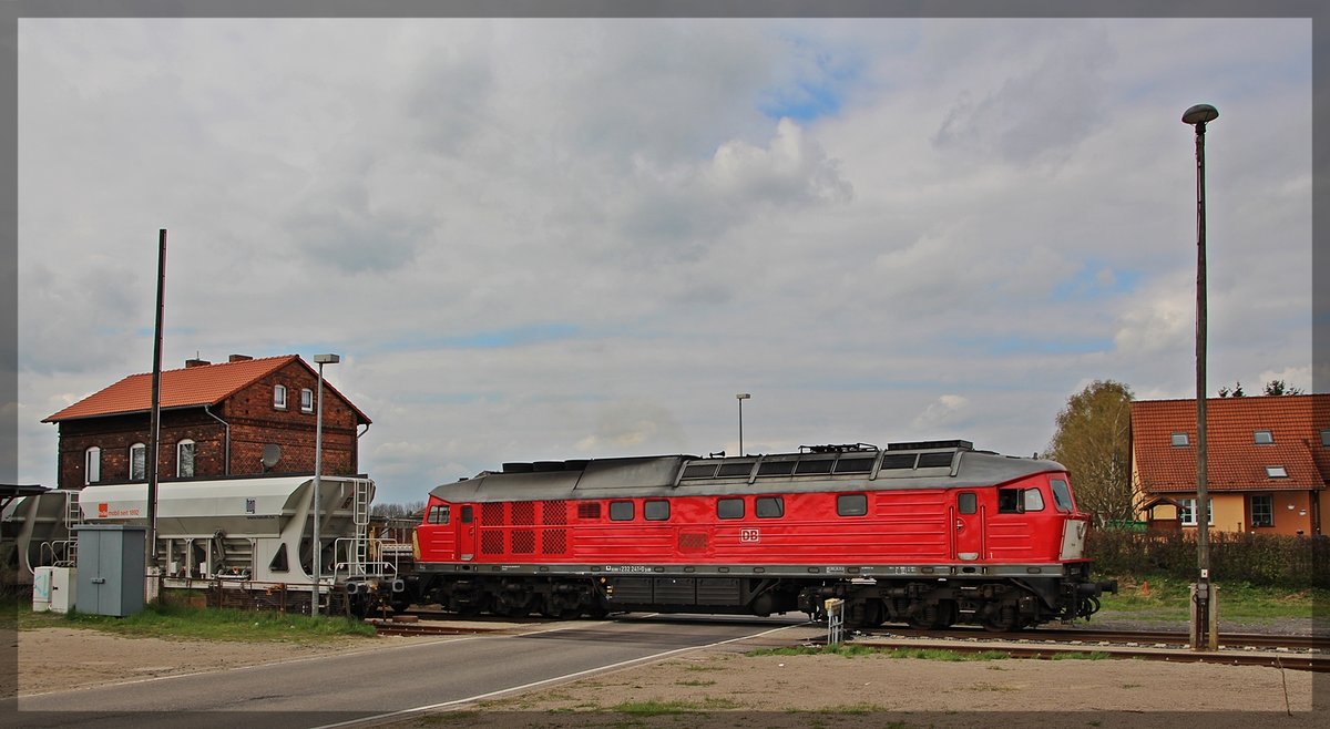 232 241 in Möllenhagen bei Rangierarbeiten mit ihrem Leerzug für Durtrack am 18.04.2016