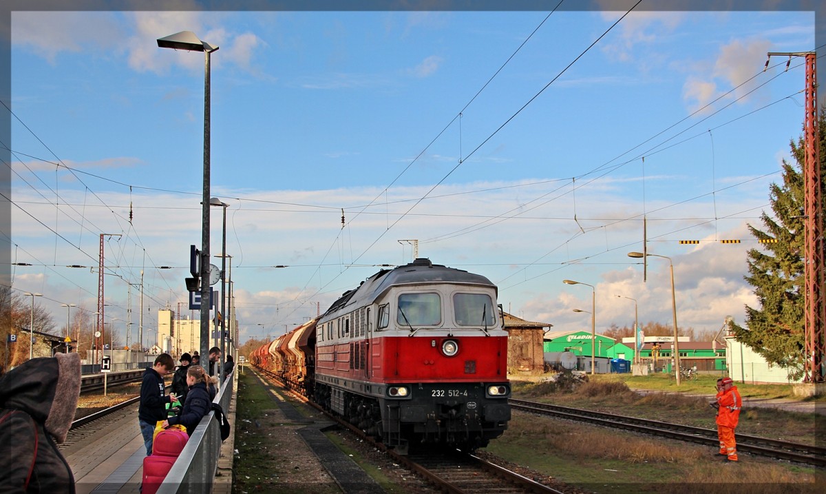 232 512 wartet am 23.12.2015 auf Ausfahrt im Bahnhof Anklam