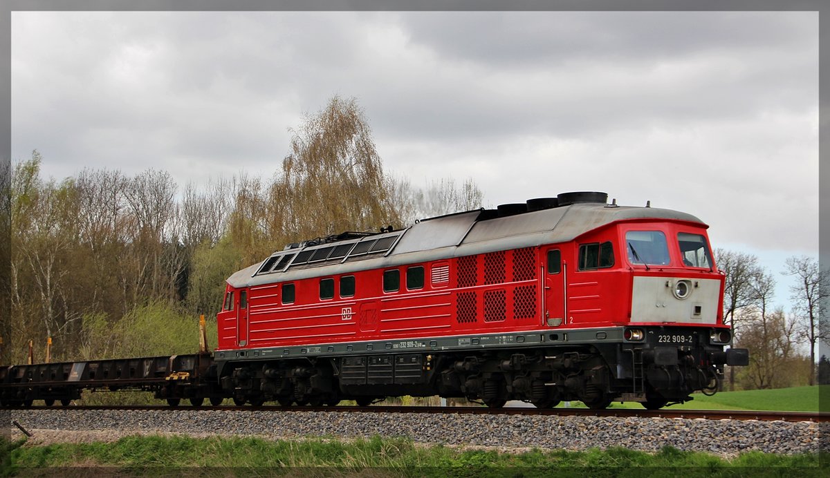 232 909 bei Kraase mit ihrem Leerzug in Richtung Möllenhagen am 19.04.2016