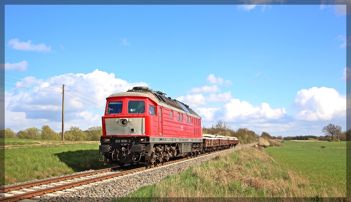 232 909 bei Kraase mit ihrem Schwellenzug in Richtung Kargow am 19.04.2016