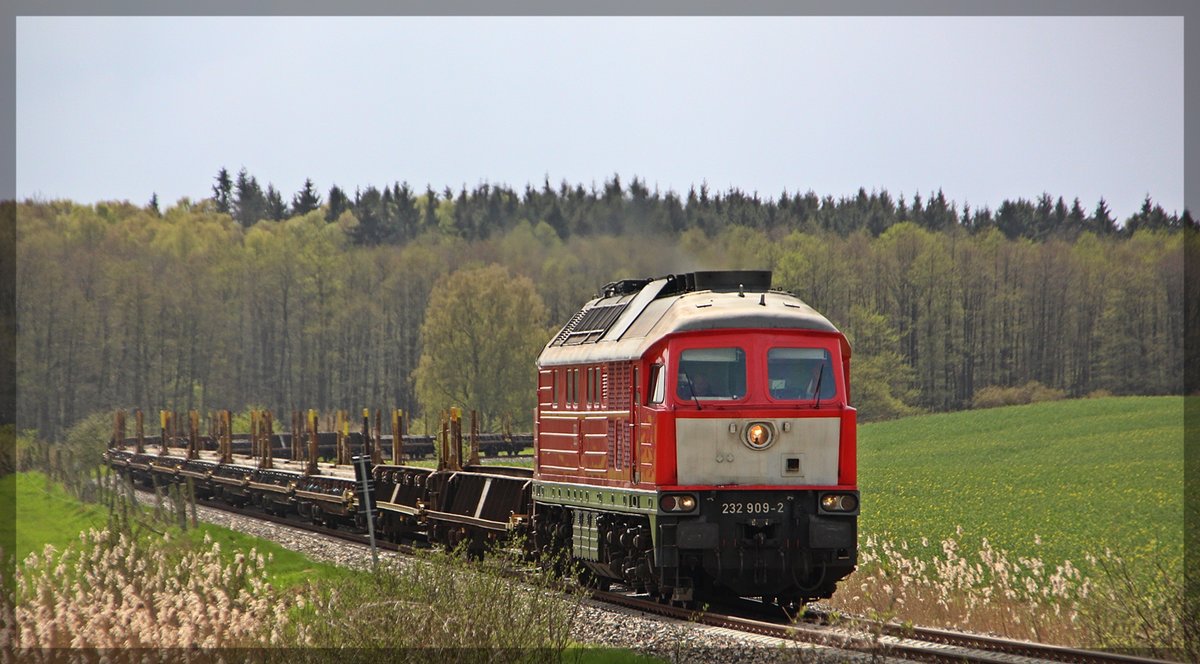 232 909 bei Schwastorf mit ihrem Leerzug in Richtung Möllenhagen am 19.04.2016
