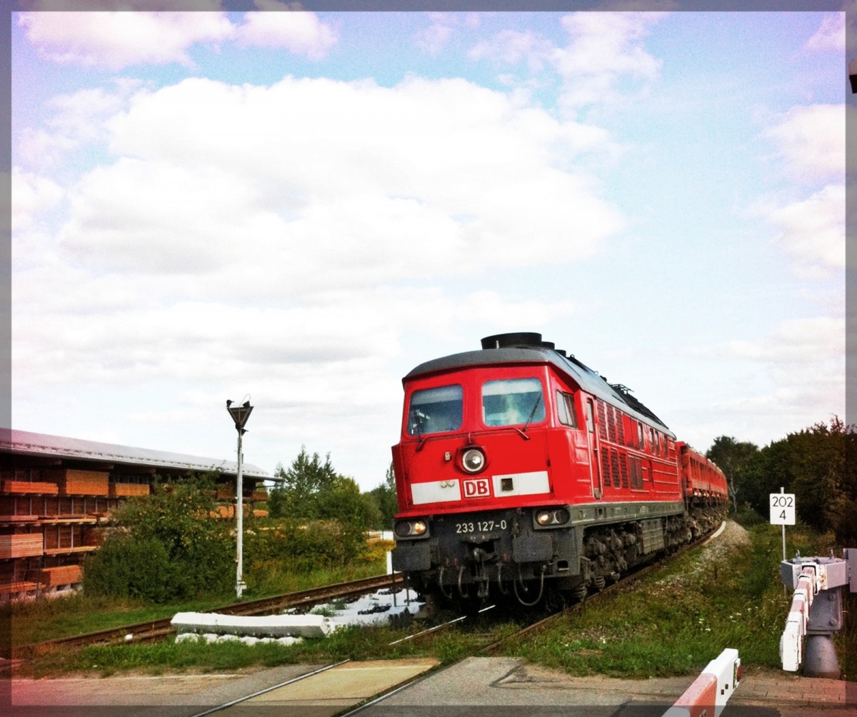 233 127 mit einem Schotterzug aus Pasewalk in Neubrandenburg