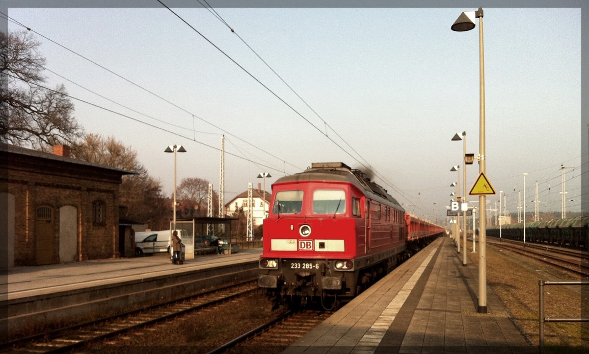 233 285 in Neustrelitz Hbf auf dem Weg in Richtung Berlin am 08.11.2011