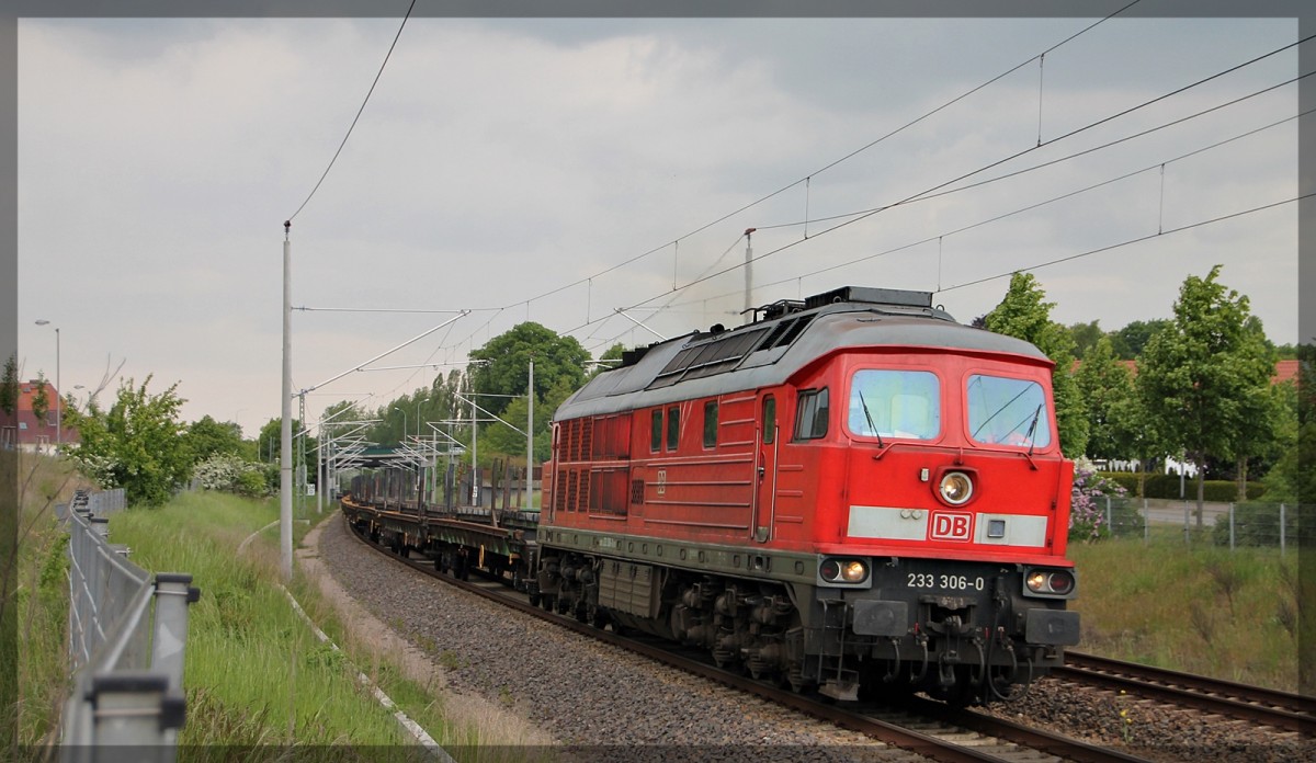 233 306 bei der Ausfahrt aus Waren an der Müritz in Richtung Kargow/Möllenhagen am 28.08.2015