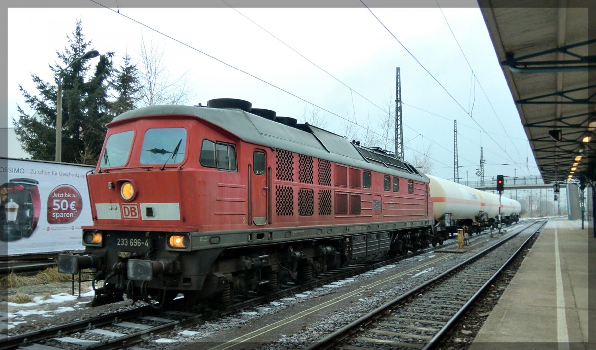 233 696 mit der Übergabe nach Waren an der Müritz in Neubrandenburg am 11.01.2011