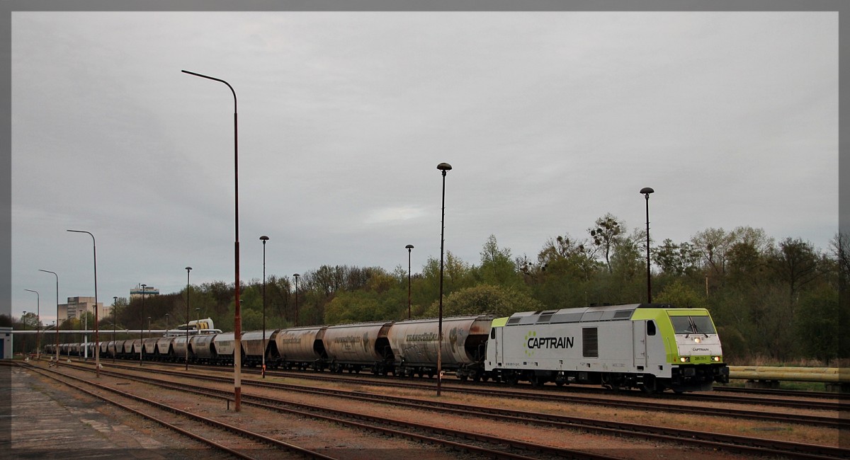 285 111 bei der Ausfahrt aus der Industrie- und Anschlußbahn Neubrandenburg am 27.04.2015