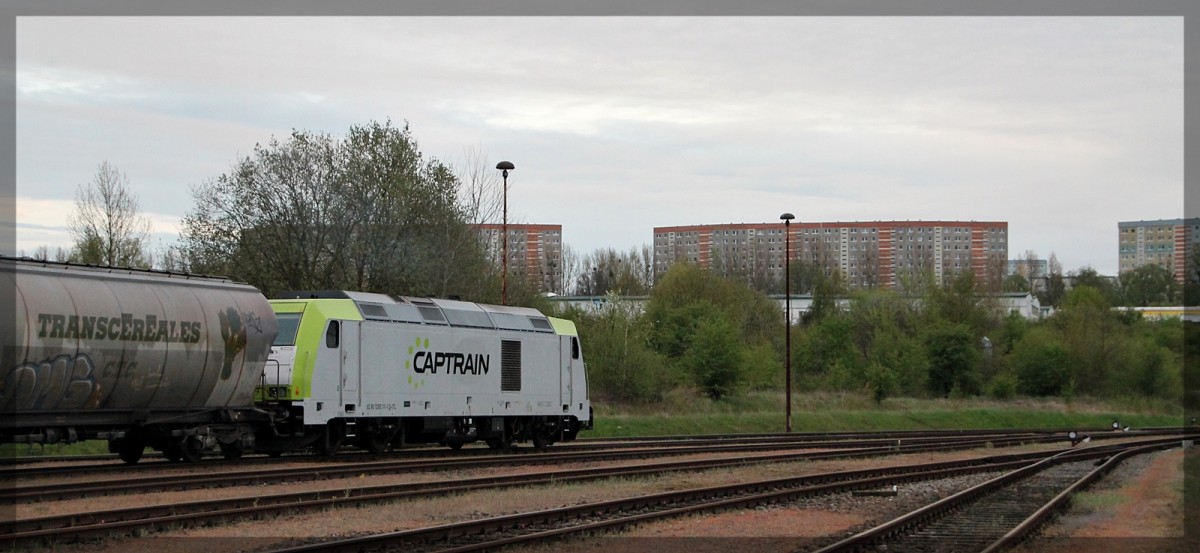 285 111 bei der Ausfahrt aus der Industrie- und Anschlußbahn Neubrandenburg am 27.04.2015