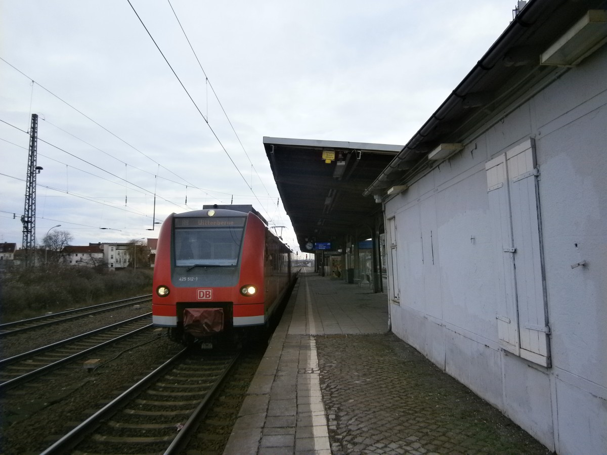 425 512-1 als RB nach Wittenberge im Bahnhof Schönebeck (Elbe) auf Gleis 4 am 07.02.14