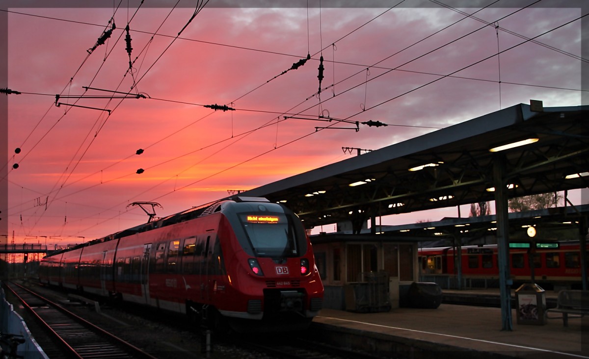 442 345 am Abend des 27.04.2015 in Neubrandenburg als RE5 kurz vor der Abfahrt in Richtung Neustrelitz.