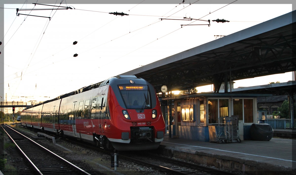 442 352 als RE5 nach Nesutrelitz HBF in Neubrandenburg am 03.06.2015 bei seiner Pause am Abend.