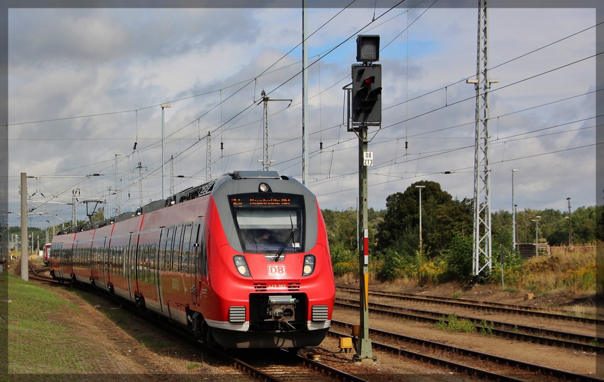 442 352 bei der Einfahrt in den Bahnhof Neustrelitz am 05.09.2015
