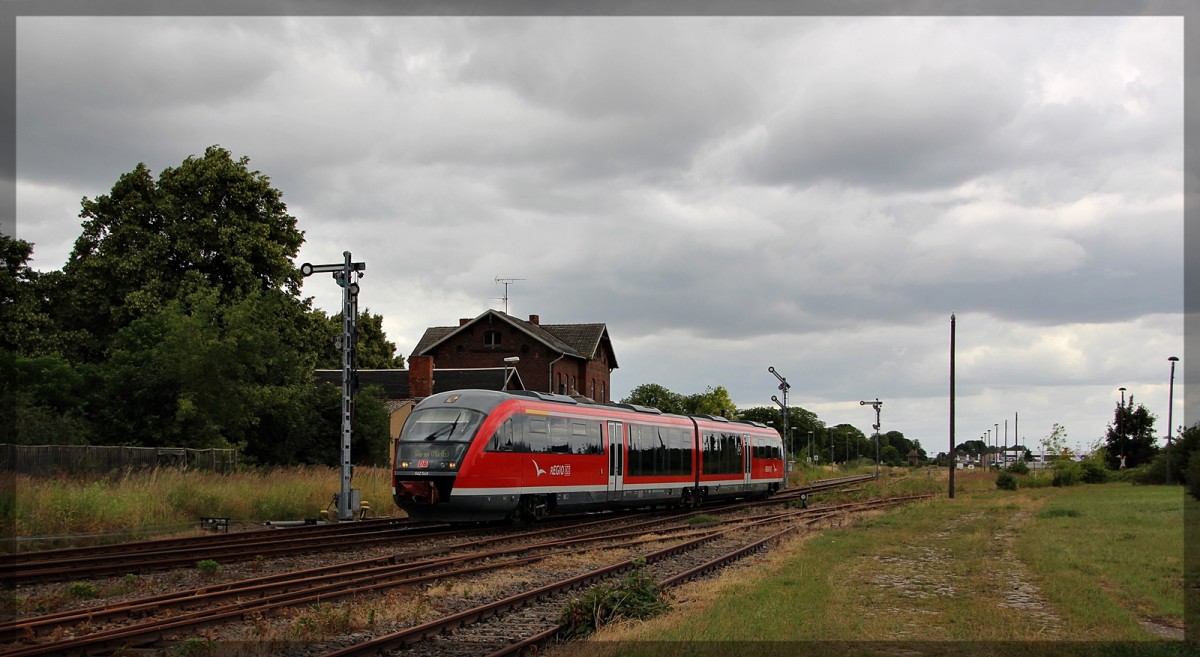 642 049 in am alten Bahnhof Malchow bei der Durchfahrt in Richtung Endhaltepunkt Inselstadt Malchow am 09.07.2015