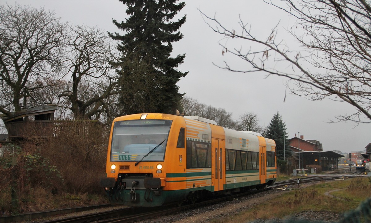 650 086 bei der Ausfahrt aus dem Bahnhof Parchim am 11.12.2014.