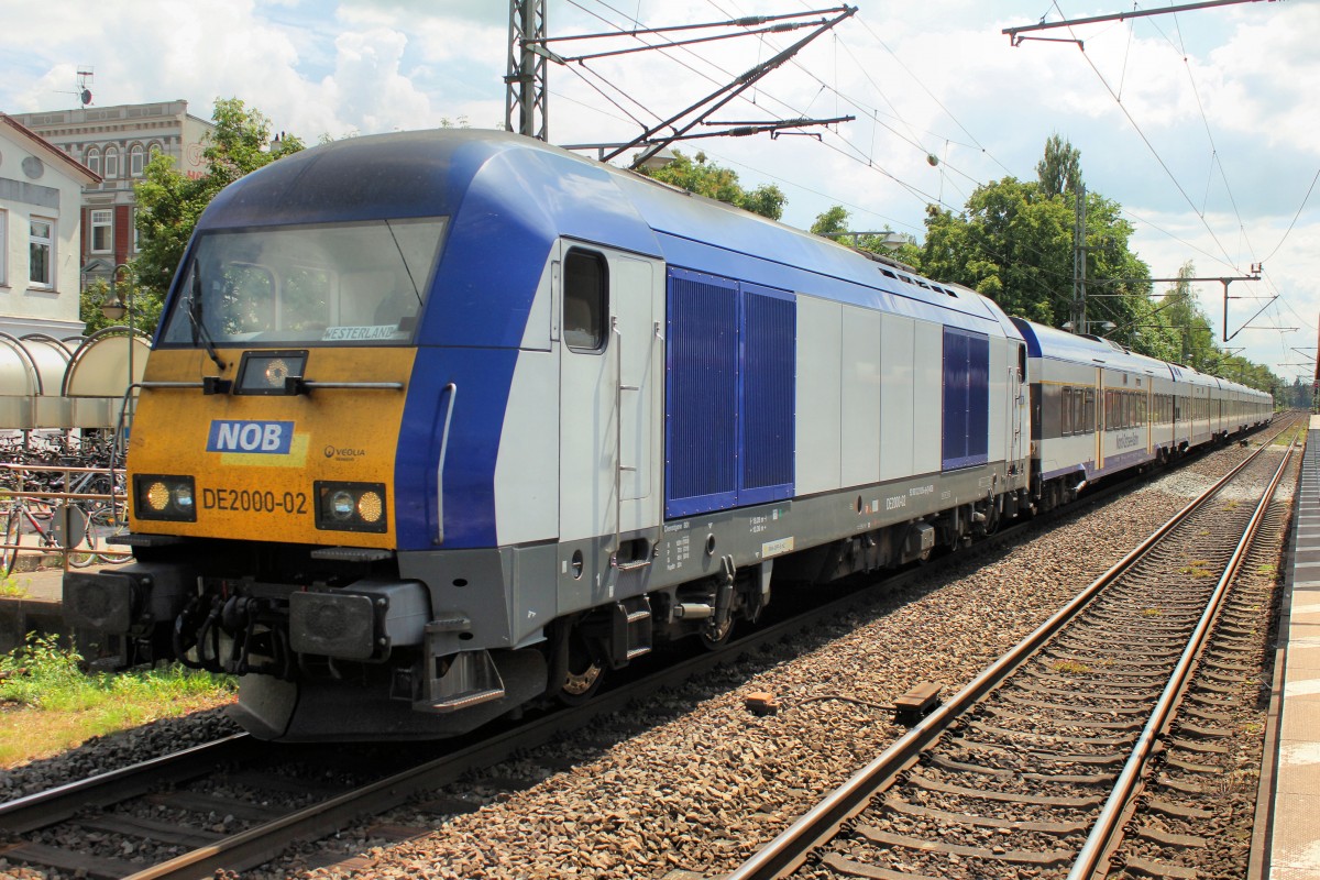 Aus Hamburg Altona kommt die NOB DE 2000-02 und macht Halt im Bahnhof Elmshorn.
