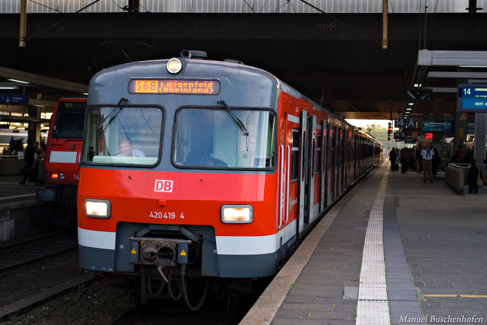 Da hat wohl jemand vergessen das Ziel zu ndern... 420 419 als S68 von Langenfeld (Rheinland) hier am Zielbahnhof Dsseldorf Hbf. 09.10.2014