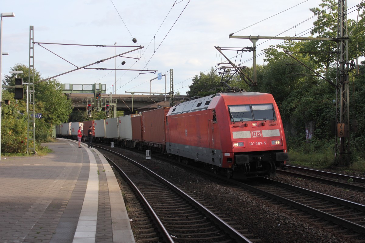 DB 101 087-5 kommt am 28.08.2014 kommt mit Containerzug durch den Bahnhof Hamburg Harburg gefahren um 18:00 Uhr

