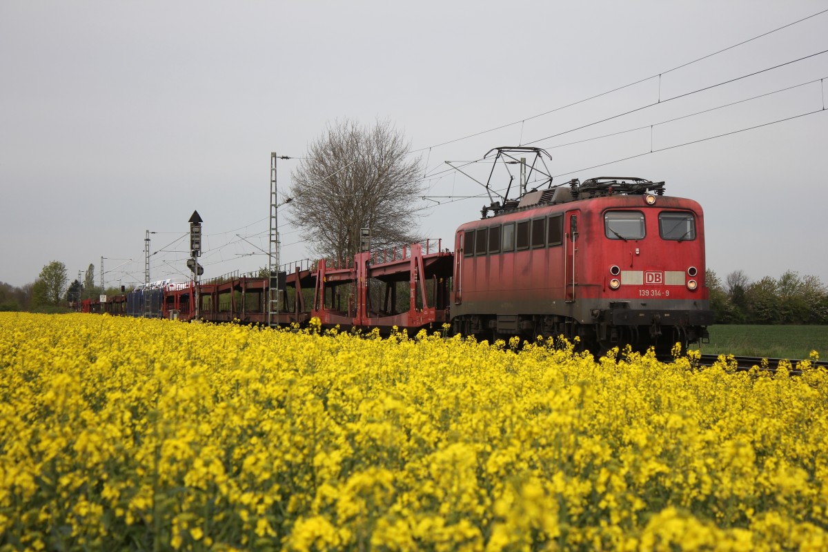 DB 139 314-9 mit Autologistikzug am 17.04.2014 bei der Durchfahrt in Bremen Mahndorf.
