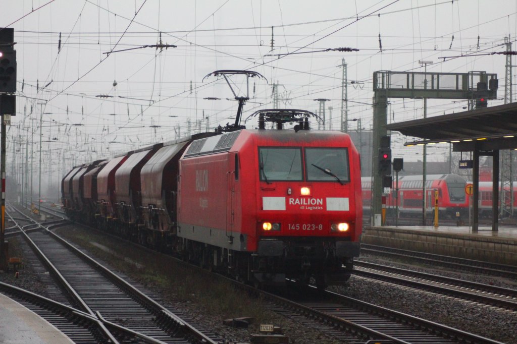 DB 145 023-8 bei Regen am 23.12.2011 in Bremen Hbf bei der Durchfahrt.