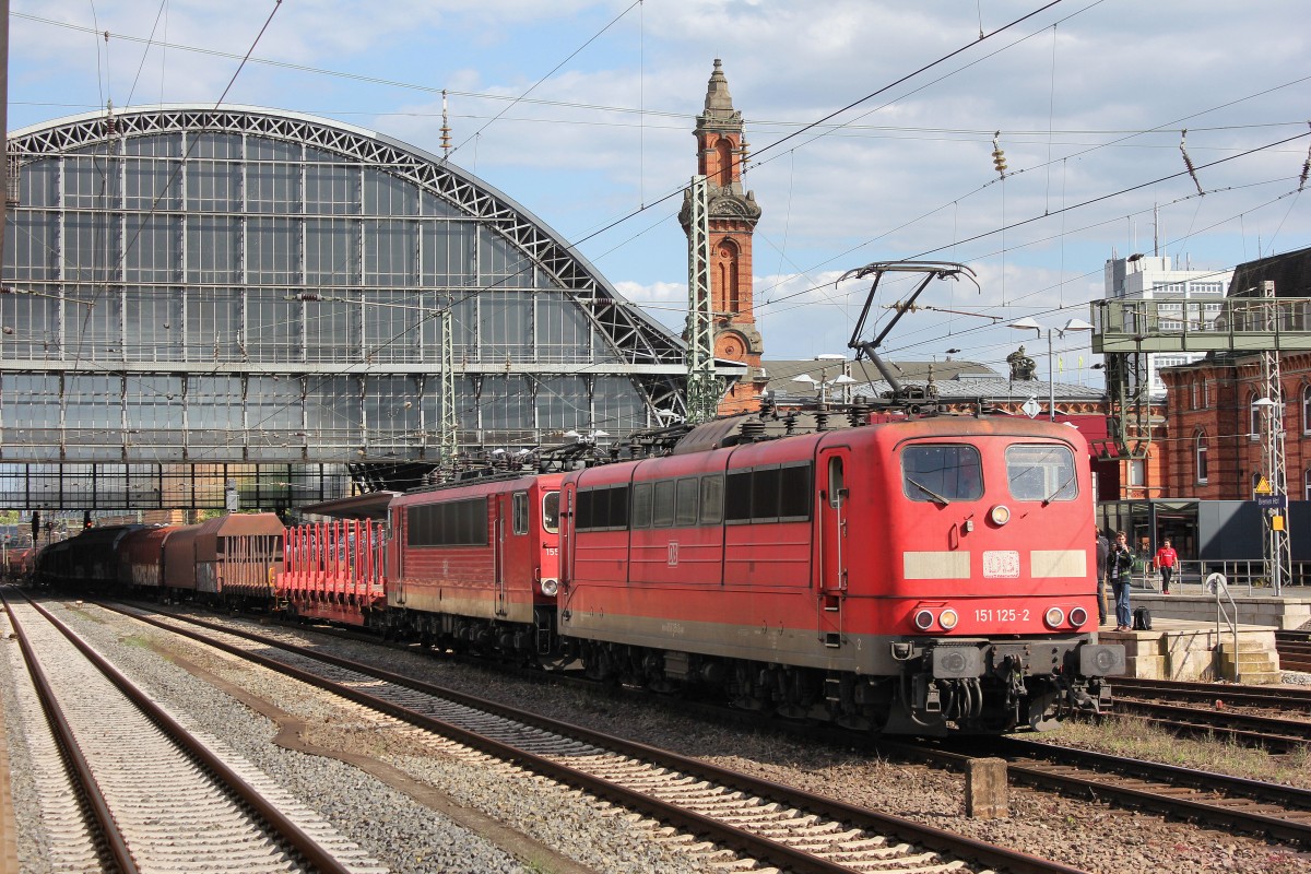 DB 151 125-2 kommt mit einen Gemischten Güterzug durch den Bremer Hauptbahnhof gefahren und Schleppt ne BR 155 mit sich am 14.06.2014