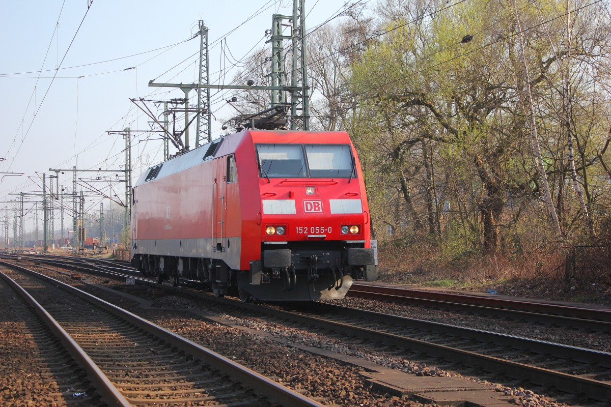 DB 152 055-0 kommt Lz am 29.03.2014 durch Hamburg Harburg gefahren.