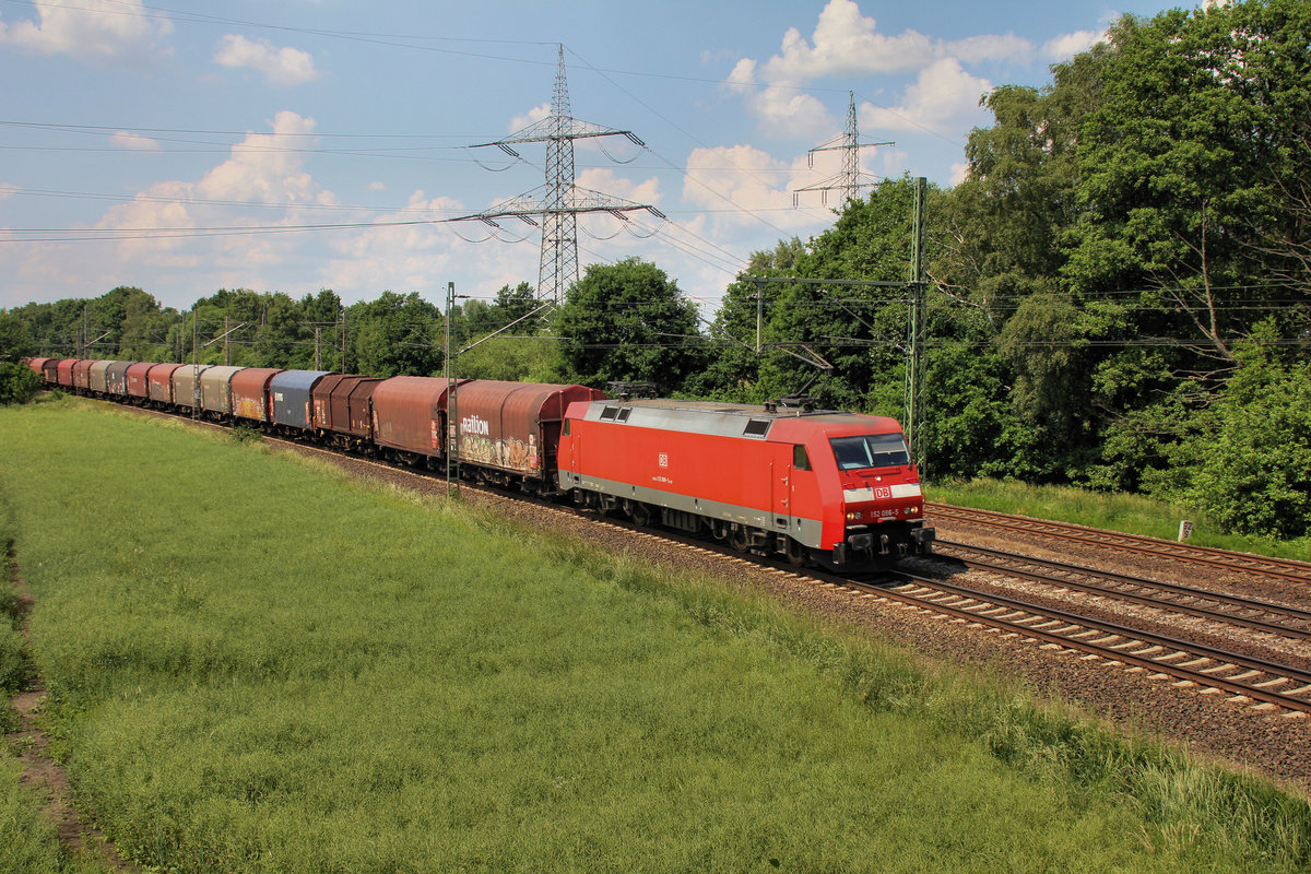 DB 152 086-5 kam am 04.06.2016 durch Langwedel-Föhrt mit einem Stahlzug gefahren.