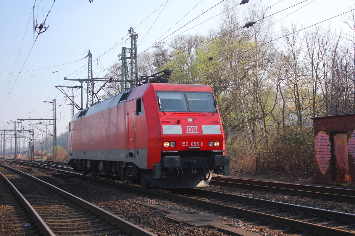 DB 152 095-6 kommt Lz am 29.03.2014 durch Hamburg Harburg gefahren.