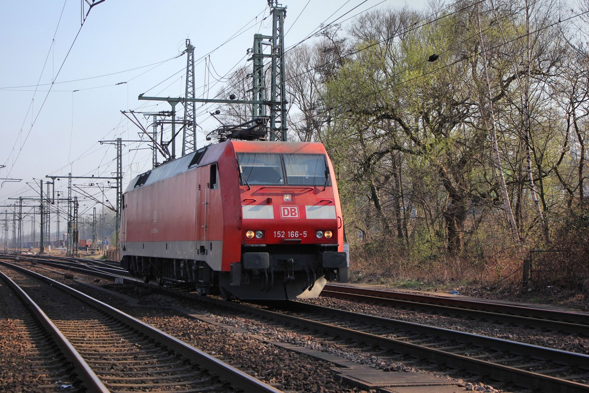DB 152 166-5 kommt Lz am 29.03.2014 durch Hamburg Harburg gefahren.