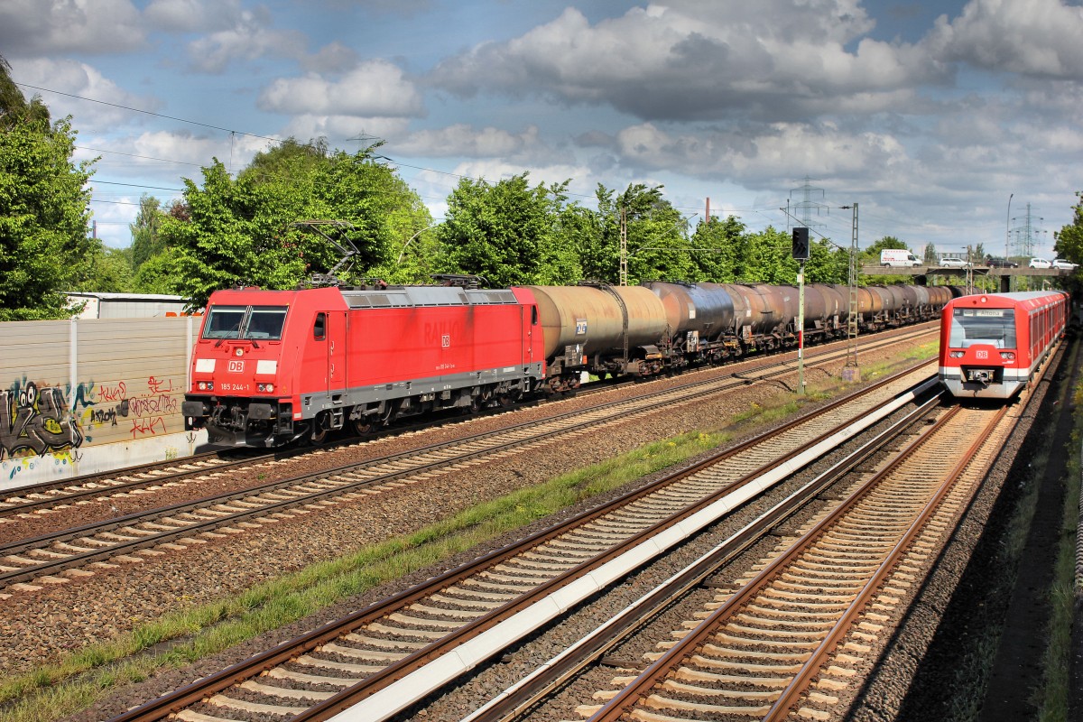 DB 185 244-1 mit Kesselzug bei der Durchfahrt in Hamburg Hausbruch am 13.05.2014