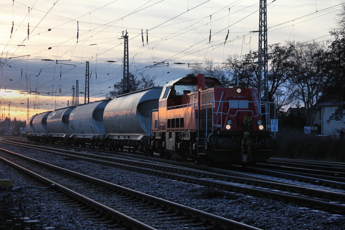 DB 261 065-7 kam 31.12.2013 durch den Bahnhof Schnebeck(Elbe)