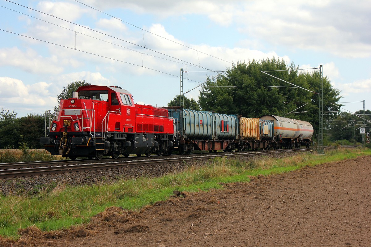 DB 265 018-2 mit zwei Containertragwagen mit Müllcontainer und 2 Gasdruckkesselwagen aus Süden in Richtung Norden am 03.09.2014 in Bremen Mahndorf.