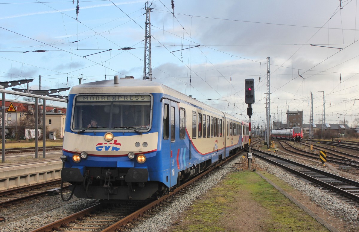 Der Sonderzug mit evb VT 150 und VT 154 zum Weihnachtsmarkt nach Rostock war mit Verspätung in dem Rostocker Hauptbahnhof am 12.12.2015 eingefahren.