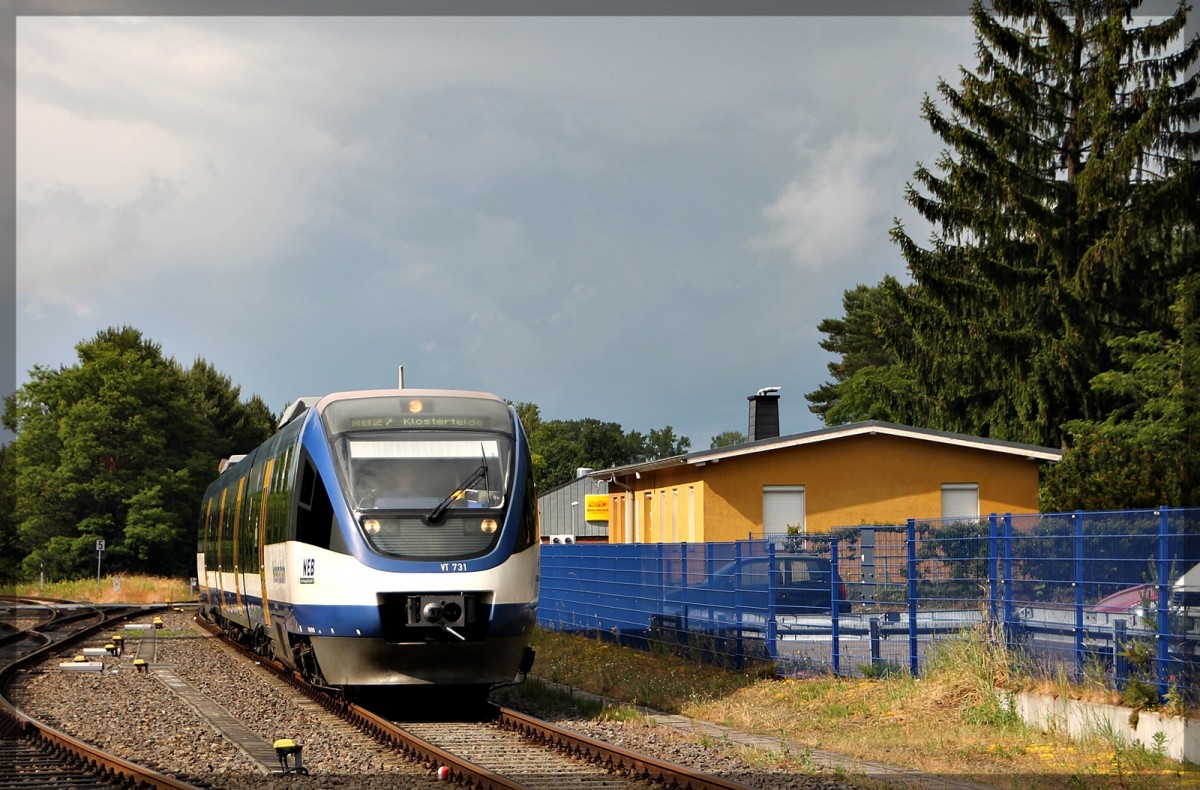 Der VT 731 der Niederbarnimer Eisenbahn auf dem Weg nach Klosterfelde bei der Einfahrt in der Bahnhof Basdorf am 20.06.2015
