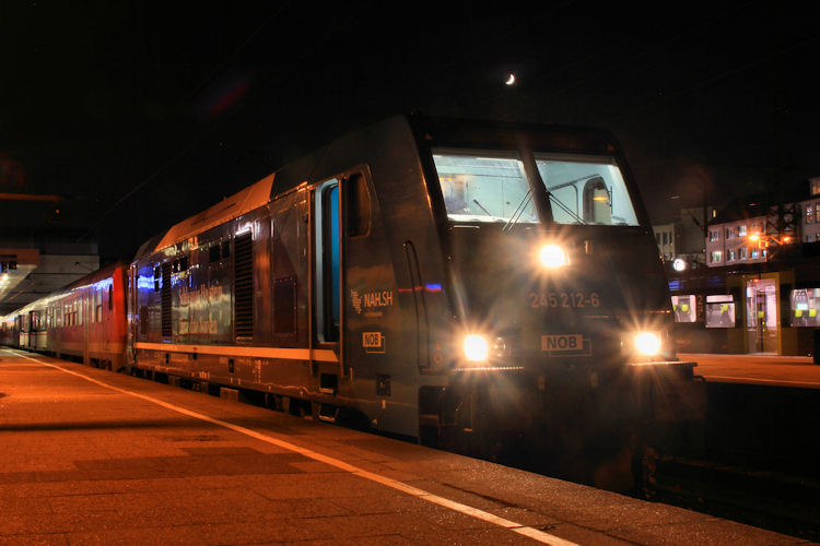 Die 245 212-6 der NOB stande mit DB Schleswig-Holtein Express Wagen auf Gleis 9 zum Einsteigen nach Westerland (Sylt) am 03.12.2016 im Kopfbahnhof Hamburg Altona bereit.