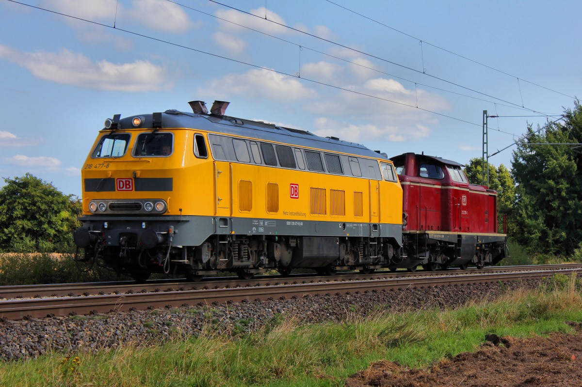 Die DB Netze 218 477-8 kommt bei Strahlenden Sonnenschein durch Bremen Mahndorf gefahren und hat die Efw 212 370-1 im Schlepp.