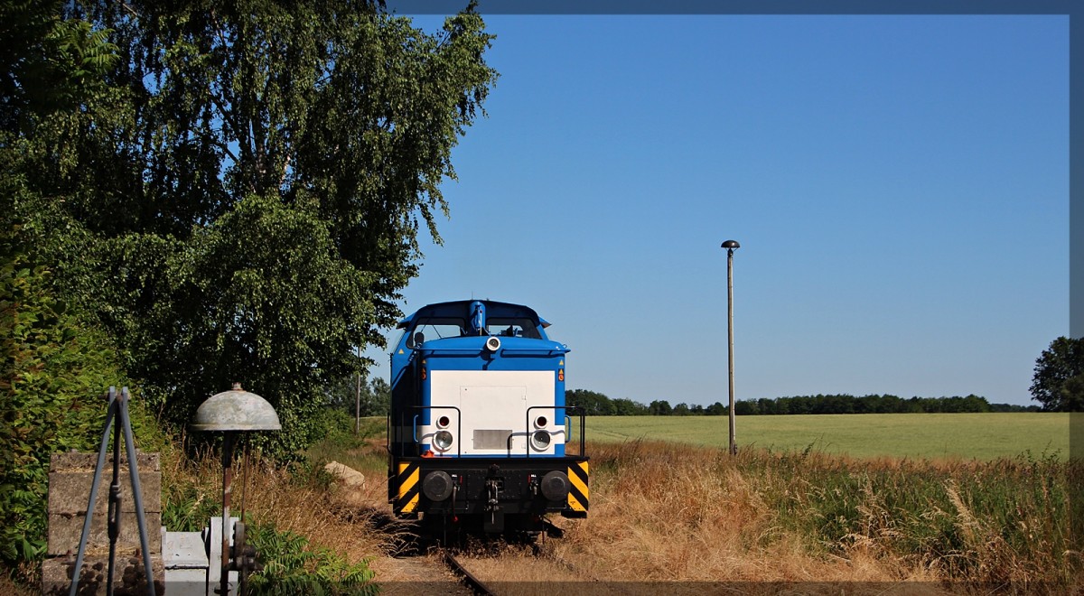 Die ehemalige 345 970-8 ( 345 221-6 ) jetzt als Werklok 3 des Durtrack Betonwerkes in Möllenhagen bei Rangierarbeiten am 02.07.2015