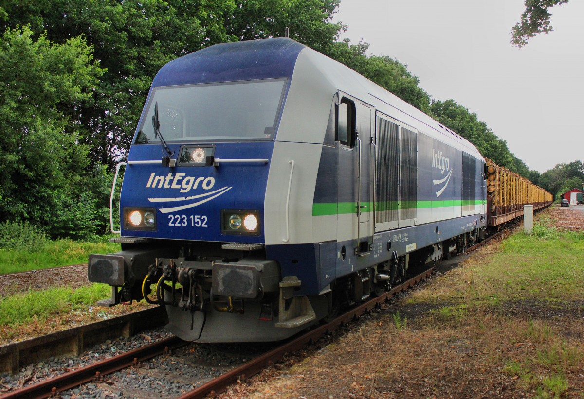 Die IntEgro 223 152 hat den 2 Teil des Zuges in Fredenbeck am Hacken und wartet auf Befehl zum Umsetzen aufs Hauptgleis am 07.07.2015
