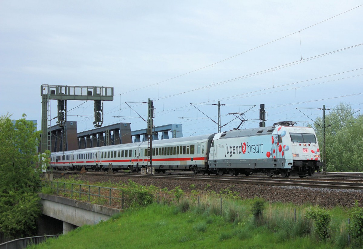 Die Neue Werbelok der DB ( 101 050) kam vom Hamburger Hauptbahnhof und hat gerade die Hamburger Sderelbebrcken berquaer am 09.05.2015