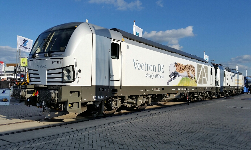 Die PCW 247 901-2 steht zusammen mit der PCW 194 970-1 am 23.09.2014 auf der InnoTrans in Berlin Ausgestellt.