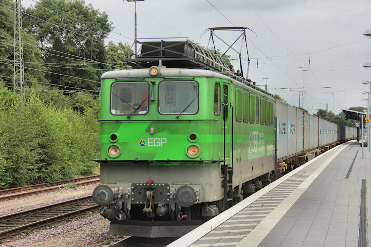 EGP 142 103-1 kommt aus Bremerhaven und ist auf dem Weg nach Bremen am 08.08.2013 in Osterholz Scharmbeck.
