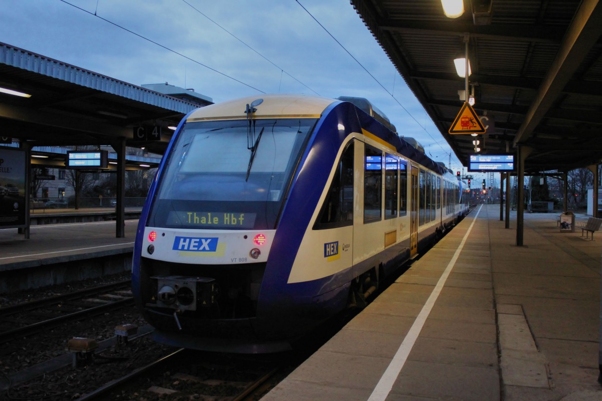 HEX VT 808 steht mit VT 875 Abfahrbereit in Magdeburg Hauptbahnhof am 28 Dezember 2013 .