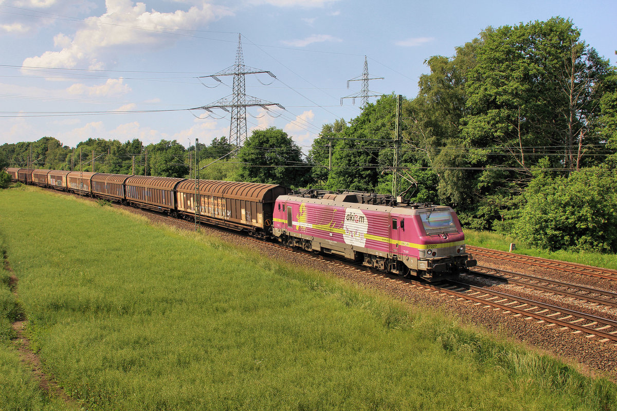 HSL 37027 bei der Durchfahrt in Langwedel-Föhrt am 04.06.2016 mit einen Hbblins Zug.