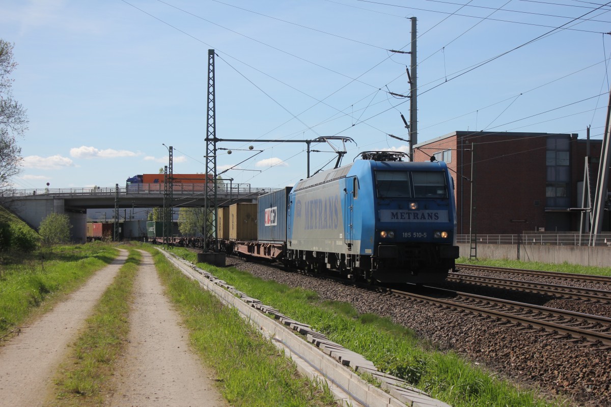Meztrans 185 510-5 bringt am 16.04.2014 ihren Containerzug in den Hamburger Hafen und fhrt am Umspannwerk HH-Dradenau vorbei.