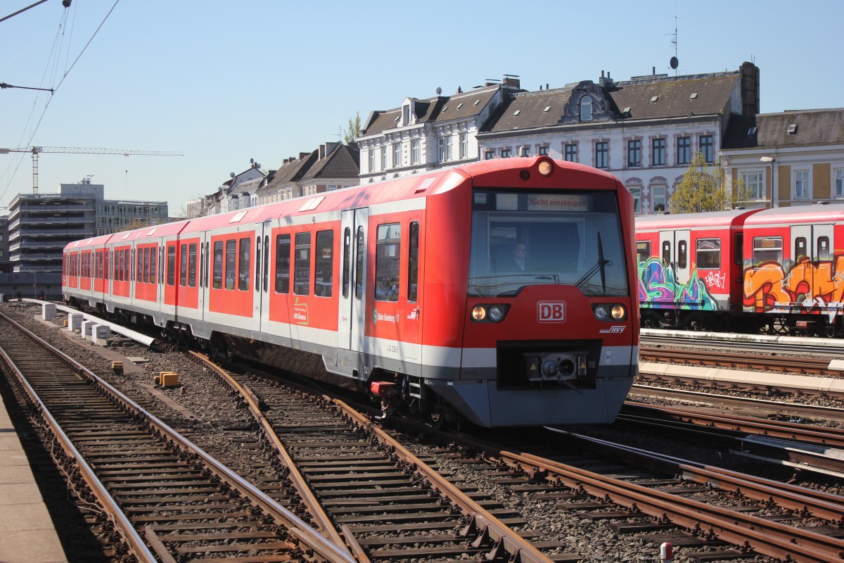 S-Bahn Hamburg BR 474 028-8 bei der Einfahrt in die Abstellung in Hamburg Altona am 16.04.2014