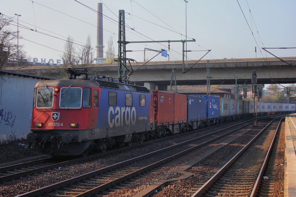 SBB Cargo 421 372-4 kommt aus dem Hamburger Hafen und durchfhrt am 29.03.2014 den Bahnhof Hamburg Harburg und fhrt zum Umlaufen in die Abstellung in Hamburg Harburg.