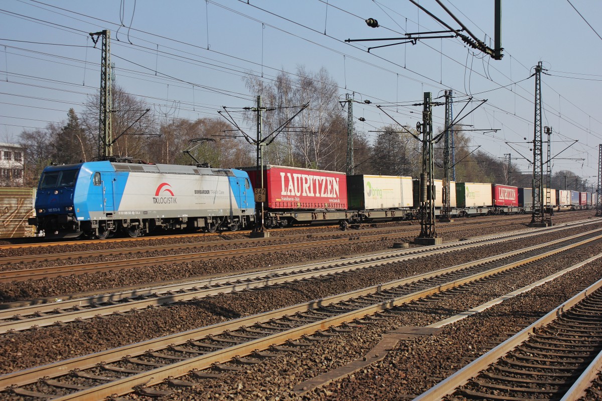 TX Logistik 185 513-9 durchfhrt mit einen Conatinerzug am 29.03.2014 den Bahnhof Hamburg Harburg.