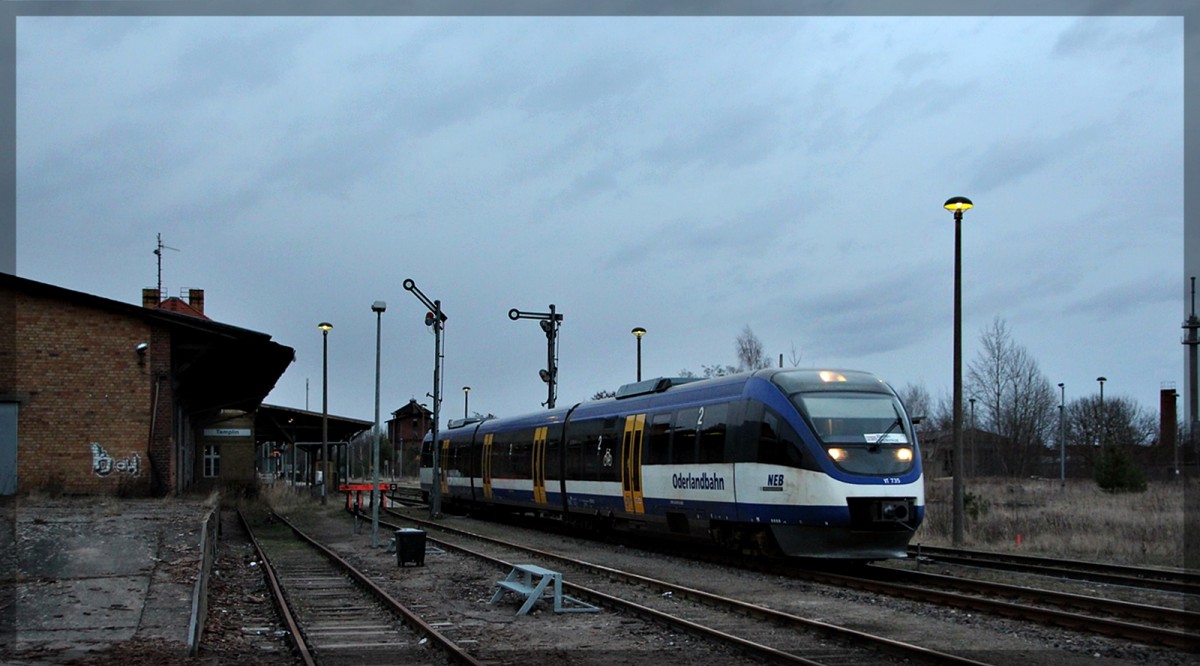 VT 735 der NEB als RB12 von Templin nach Berlin-Ostkreuz hier bei der Ausfahrt aus dem Templiner Bahnhof am 31.01.2016
